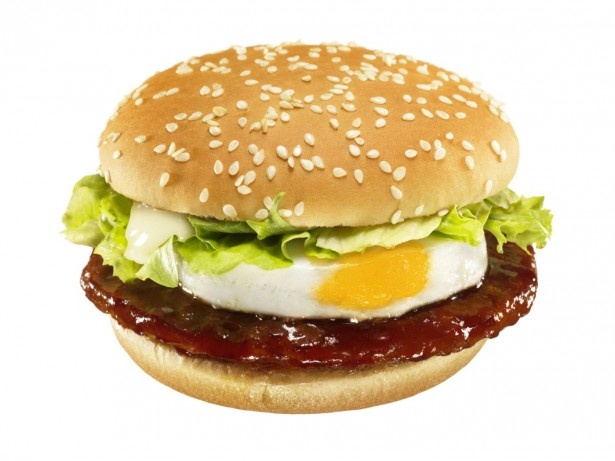 旨味たっぷりのポークパティと甘辛てりやきソース、ぷるぷるの目玉焼きの組み合わせが絶妙な「てりたま」(単品360円、バリューセット660円)