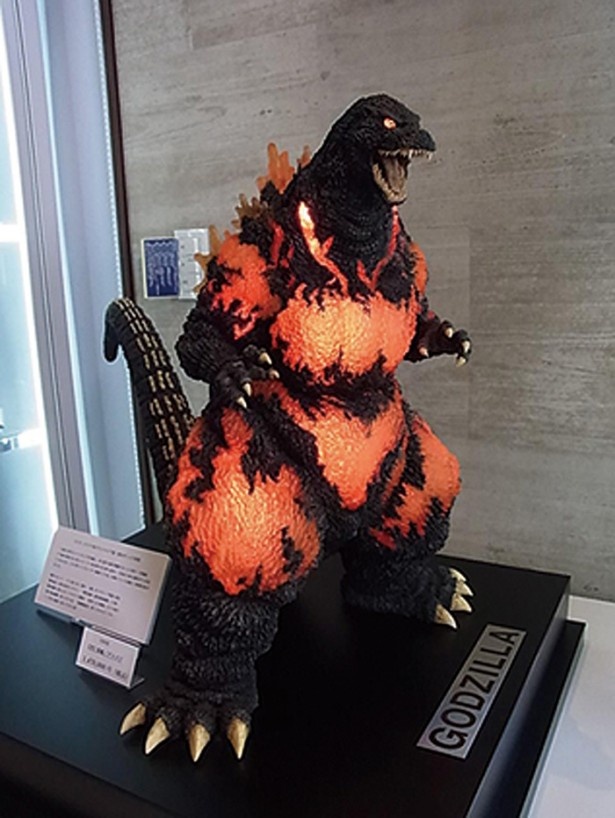 「高石まちあるきツアー」でめぐる、ガレージキット製作販売の「仁工房」では数々の展示品に目を見張る