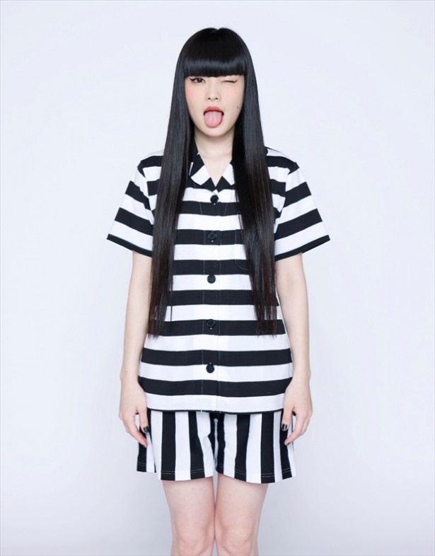 【写真を見る】ファッションモデルとして活躍する黒髪美女、秋元梢