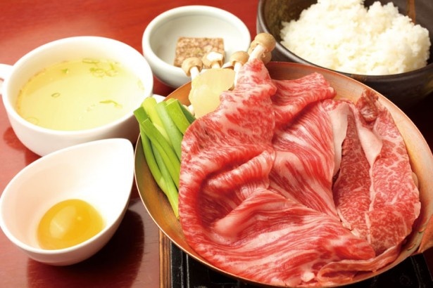 マーブル状に霜降りの入った近江牛を贅沢に使用。近江牛料理はまさに彦根の極上グルメ!　