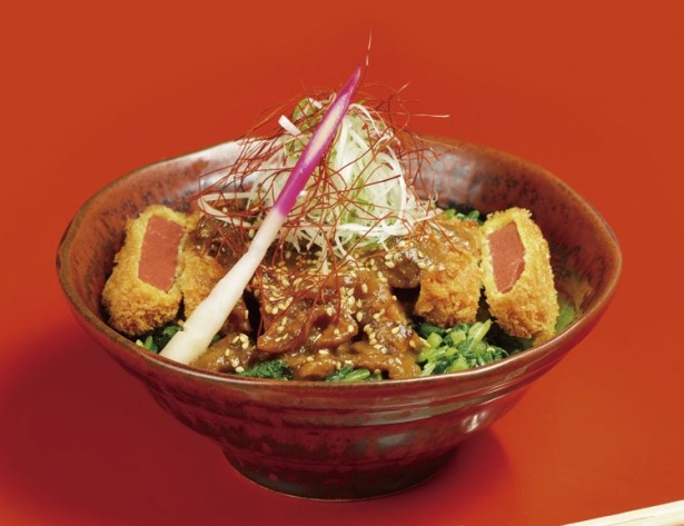 赤こんにゃくのカ ツと近江牛のすじ煮 が乗ったひこね丼！