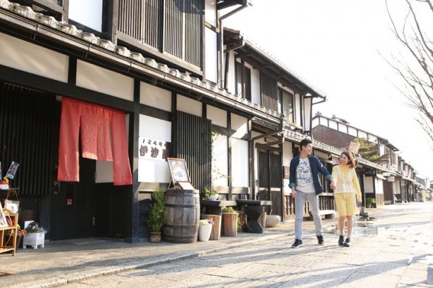味わい深いレトロな店舗が並ぶ約350mほどの通り。グルメやショッピングが楽しめる