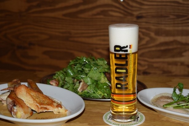 【写真を見る】ビールテイストの飲み応えと、レモンの風味の爽やかな後味が同時に楽しめる「サントリー ラドラー」もこの春新登場