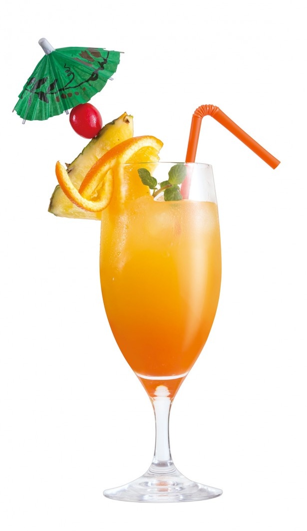 ノンアルコールカクテル｢ラ・ラ・ラ｣(税抜650円)。“ラ”は太陽の意味。オレンジ、パイン、チェリーを飾り、南国気分が盛り上がる