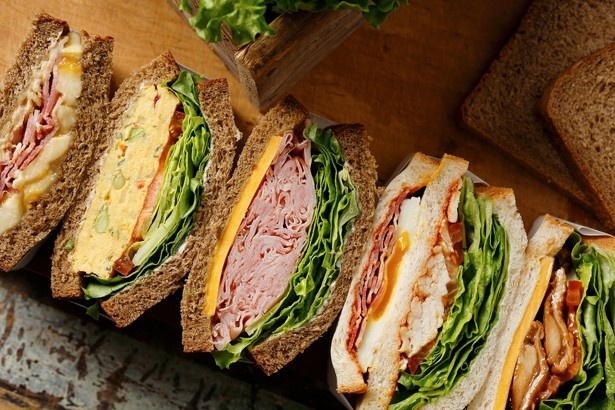 【写真を見る】クラブハウスサンドイッチ(写真左より4つ目・594円)など、5種類の新サンドイッチとの相性もバッチリ！