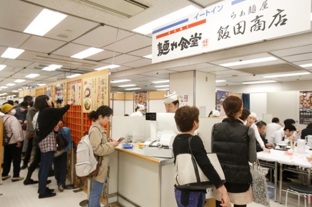 「麺や食堂」「らぁ麺屋 飯田商店」などの人気ラーメン店には、開店後まもなく行列が