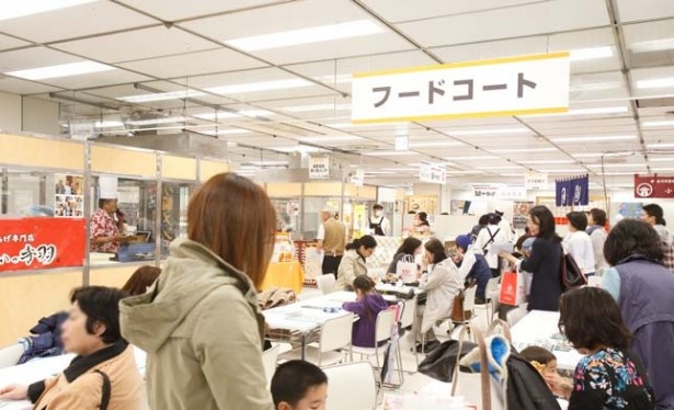フードコートは全36席。テイクアウトグルメは、できたてのうまさをここで楽しめる