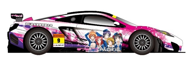 【写真を見る】右ドアにはPACIFIC RACING TEAMのレースクイーンとおそろいのコスチュームに身を包んだ「星空凛」「西木野真姫」「東條希」「小泉花陽」「矢澤にこ」のイラストが描かれている