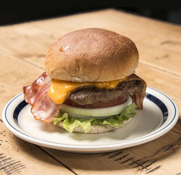 スモーキーでジューシーなパティ120gと、チェダーチーズを挟んだ「BLTチェダーチーズバーガー」(1230円)