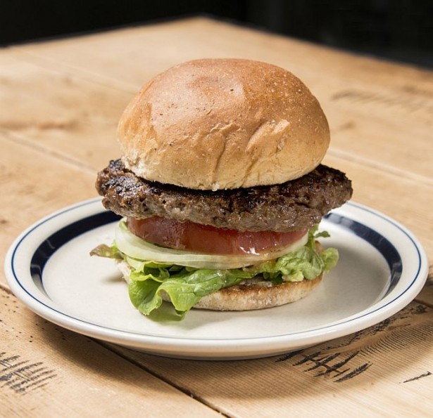 「黒毛和牛バーガー」(1730円)は、黒毛和牛100%のパティを使用。肉のおいしさを引き立てる、シンプルな組み合わせがポイントだ