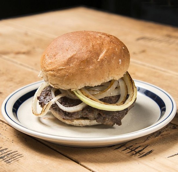 「熟成和牛バーガー」(2060円)は、こだわりの熟成方法“ドライエイジング”で、肉の旨味をアップ！