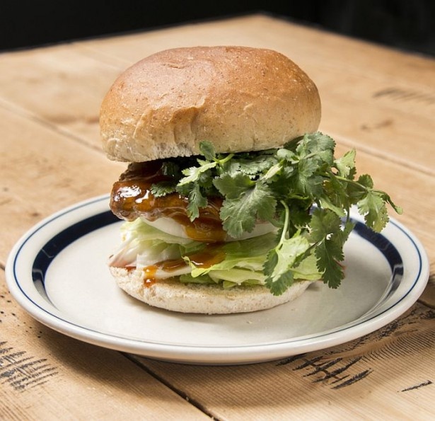 「渋谷限定 テリヤキパクチーバーガー」(1230円)は、パクチー好きにはたまらない一品！たっぷりのパクチーとみずみずしいレタス、自家製のテリヤキソースが絶妙な味わい