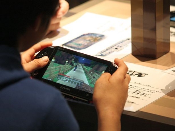 操作方法を、子供が親に教えてあげる姿も見られた
