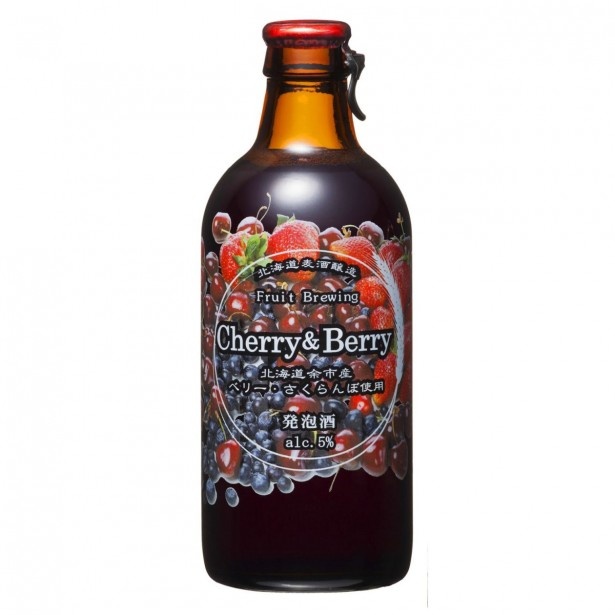 サクランボとブルーベリーの果汁を使い、ホップの苦味を抑えて仕込んだエールビールに加えて熟成させた「北海道麦酒醸造 フルーツブルーイング チェリー＆ベリー」(288円)    