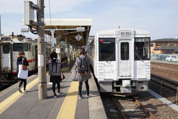 走るレストランをイメージした車両デザイン