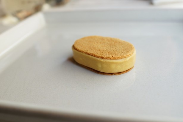 アミューズブーシュ「フォアグラのクリスピーサンド　オレンジ味」