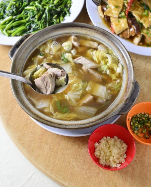 甘めの醤油ダレに付けて食べる中華系のスタミナ鍋「肉骨茶(バクテー)」