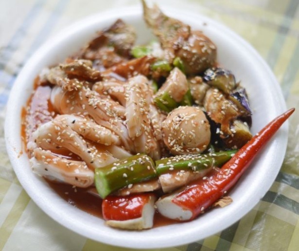 薄く延ばした米粉を蒸して筒状に切った麺にピリ辛のソースをかけて食べる朝食「チーチョンファン」
