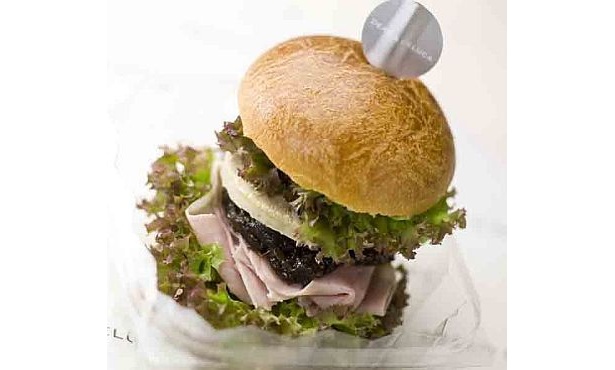 「DEAN & DELUCA」の「フォアグラテリーヌのブリオッシュバーガー」（1260円、1日限定10個）