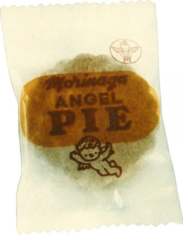【写真を見る】1961年に初めて全国発売された「エンゼルパイ」。商品名は、マシュマロが欧米で「エンゼルフード」と呼ばれていたことに由来