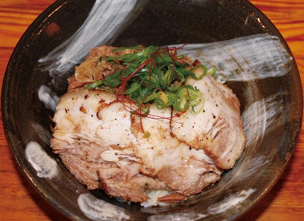 トンコツスープをベースに、ニンニクと甘めのタレで味付けした無鉄砲グループ 「しゃばとん」の濃厚豚骨チャーシュー丼　【4/28（火）〜5/4（祝）】