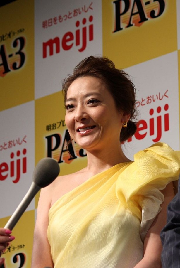 【写真を見る】商品パッケージと同じく、黄色のドレス姿で登壇した西川史子