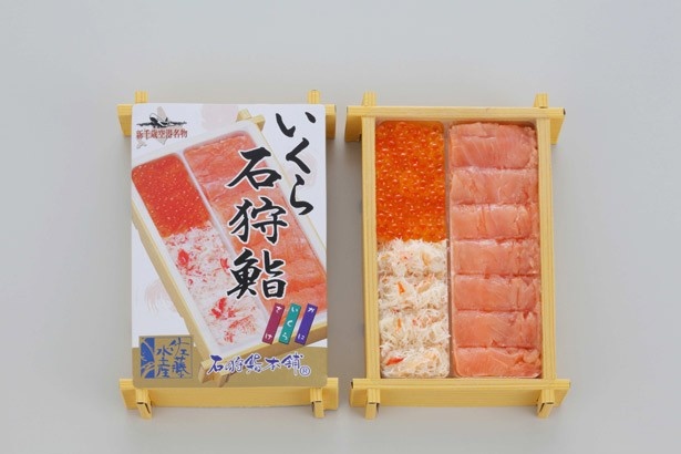 ズワイガニと北海道サーモン、イクラがたっぷりと入った「いくら石狩鮨」(1350円)。3種類の味を一度に楽しめる、贅沢な一品だ