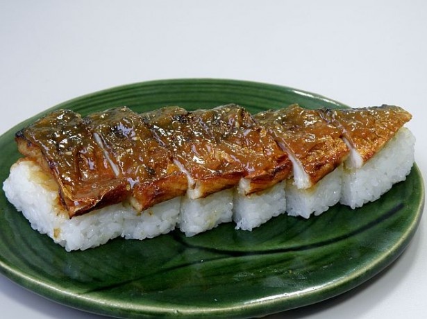4月8日(水)限定の「焼き味噌鯖寿し」(1310円)。永平寺精進味噌に漬け込んだ鯖を独自の製法で焼き上げ、手押しで仕上げた自慢の一品
