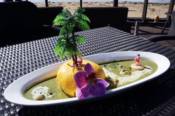 見た目も味も満足なランチメニュー「南国ステラ島オムカレー」(1200円)。テラス席で海を見ながら味わいたい