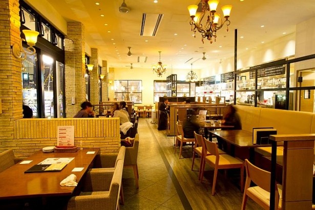 The Oyster Bar Kobeは、落ち着きのあるシックな店内。港が一望できる抜群のロケーションで、プリプリのカキを堪能して