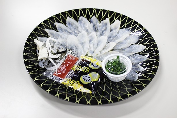 「下関直送ふく刺し盛り」(1500円)は、弾力のあるフグの身と、コリコリとした皮も添えられる。食感はもちろん、旨味を噛みしめたい！
