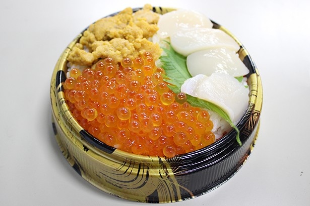 具材の豪華さと量に驚く「特選ウニいくらホタテ丼」(2000円)。北海道の豊かな水で育った海鮮を、一度に味わえる贅沢な一品