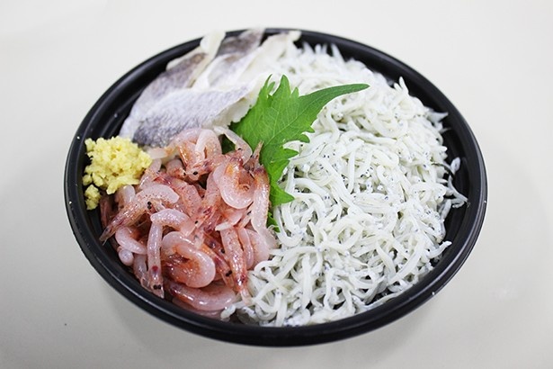 「駿河湾特選三色丼」(800円)。名産であるサクラエビとともに、駿河湾の海鮮が一堂に会する
