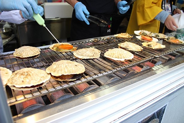 目の前でホタテが焼き上がる！北海道の「旬の肉厚ホタテ浜焼き(2枚)」(500円)にも長蛇の列が