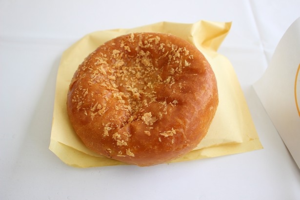 北海道の「ホタテカレーパン」(400円)は、サクサクの揚げパンの中に、ホタテがゴロゴロと入っている