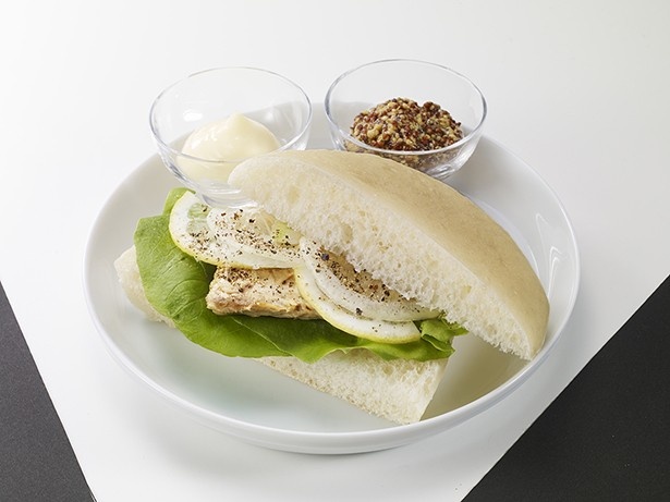 食品会社のマルハニチロは、「さばフィレサンド」(300円)など、自社商品をアレンジしたメニューを販売