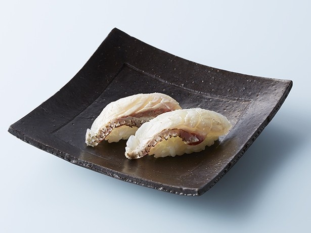 高級魚の寿司が、東京タワーで味わえる！「最高級のどぐろの握り」(900円)は、あいにくの雨にも関わらず初日から店舗に行列が