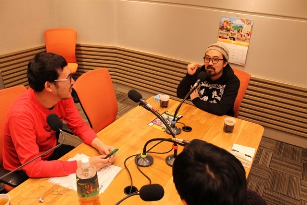 ABCラジオで放送中の「よなよな…」出演後にパーソナリティの鈴木淳史と原 偉大がインタビューを行った
