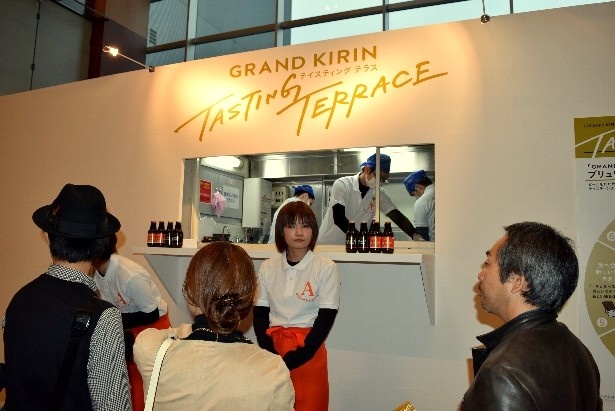 「飲み比べキット」が配られるカウンター