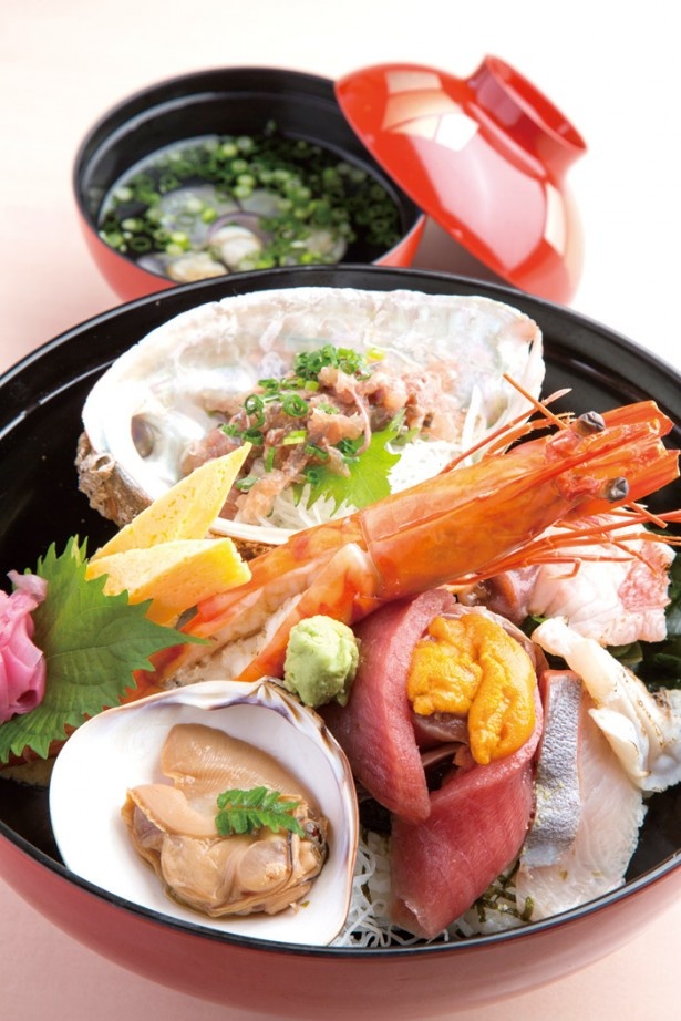 レストラン しおさいのいち押しは、豪華な海鮮丼！約10種の海の幸がふんだんに入った「星の玉手箱～海の恵み海鮮丼～」(味噌汁付き、3132円)は、4月30日(木)までの限定メニュー