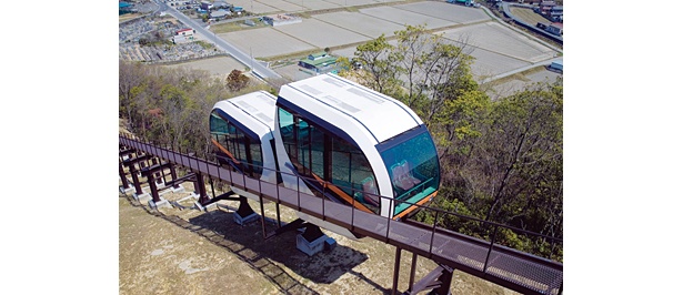標高110mの野瀬山山頂にある白鳥城には、モノレール（入場料に含む）で約3分