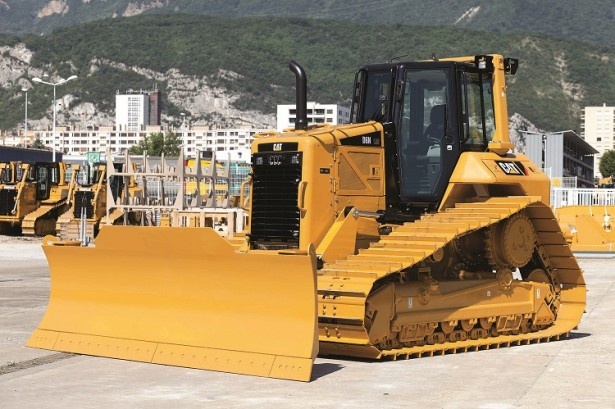 大型ブルドーザー「D6N」 （全長：約6m×横幅：約4m×高さ約3.8m）