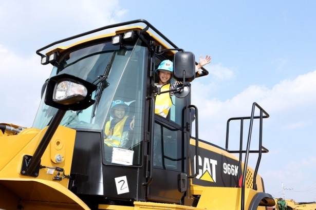 大型ショベルカーに乗って運転手気分を味わえる！