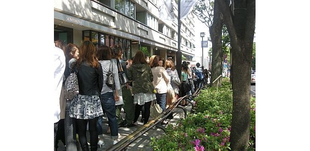 「FOREVER 21」の列は長くのび、ソフトバンクショップまで続いた