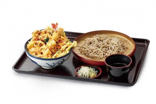 ｢あさり小町(小そばまたは小うどん付)｣(790円)。アサリのかき揚げ、海老、レンコン、インゲンの天丼に小サイズのそばかうどんのセット