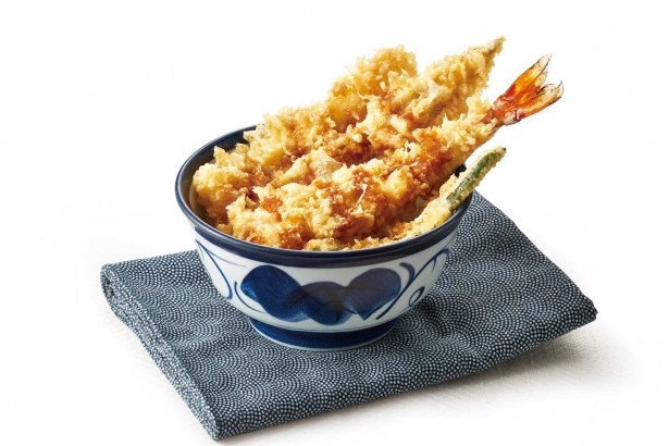 ｢大海老天丼｣(みそ汁付980円)。天然の大海老、大イカ、アナゴ、インゲンの天ぷらを豪快に盛り合わせた