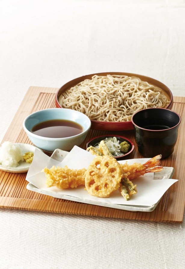 ｢大海老天そば/うどん(温・冷)｣(880円)。大海老、レンコン、インゲンの天ぷら、そばかうどんのセット
