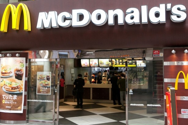 相次ぐ異物混入でマスコミの報道も過熱。マクドナルドの某店舗に臨時外部衛生検査が入った