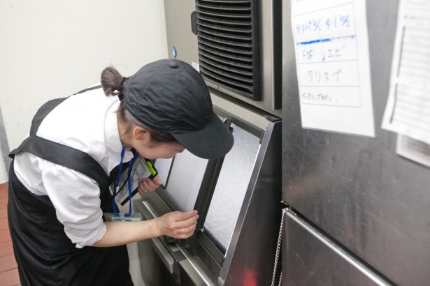 ネジの揺るみがないか氷製機の中も厳しくチェックを行う