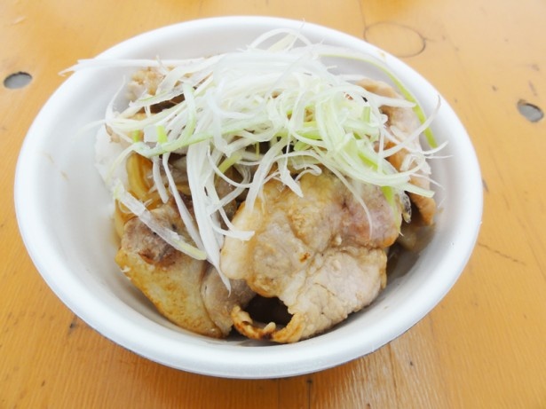 「米の娘ぶたトンテキ丼」（山形・大商金山牧場）
